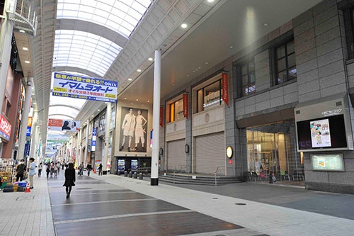 熊本市内のアーケード街では地震の影響で営業している店舗が少ない（写真＝浦川 祐史）