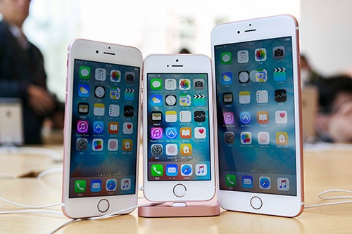 米アップルが3月末に発売した「iPhone SE」（中央）は画面サイズが4インチ。既存モデルの「iPhone 6s」（左、4.7インチ）、「iPhone 6sプラス」（右、5.5インチ）と比べると小型で、端末価格も安いので世界中で需要が伸びている（写真：Rodrigo Reyes Marin／アフロ）