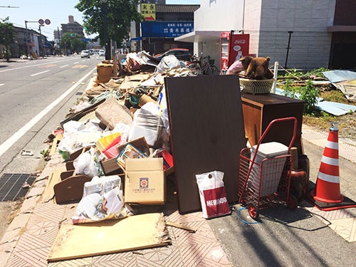 熊本駅に近い市街地でもゴミが山積みになっていた
