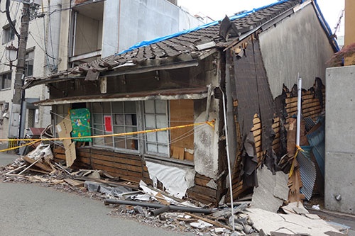 熊本市内で倒壊した家屋。隣接する家屋は無傷だった。家屋の構造や耐震性などで被害に大きな差が出ている