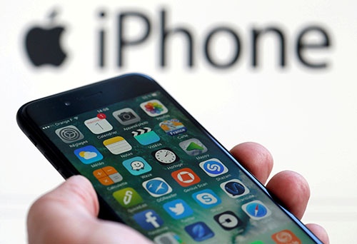 米アップルはここ数年、クリスマス商戦を前に新型iPhoneを投入する。今年はiPhone登場10周年モデルとして、ハイエンドモデルに有機ELパネルを採用する見込みだ（写真：ロイター/アフロ）
