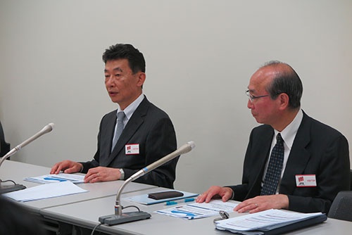ジャパンディスプレイ（JDI）の有賀修二社長（左）