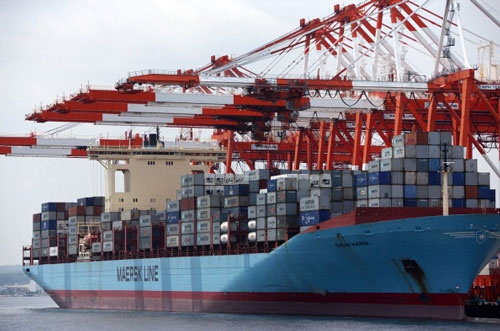 日本の港湾は競争力を喪失しつつある（横浜港のコンテナヤード、写真：Bloomberg/Getty Images）