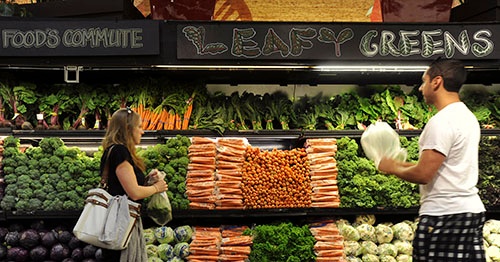 新鮮なオーガニック野菜が並ぶホールフーズ。食の安全や健康を重視する都市住民に支持されている。（写真：The New York Times/アフロ）