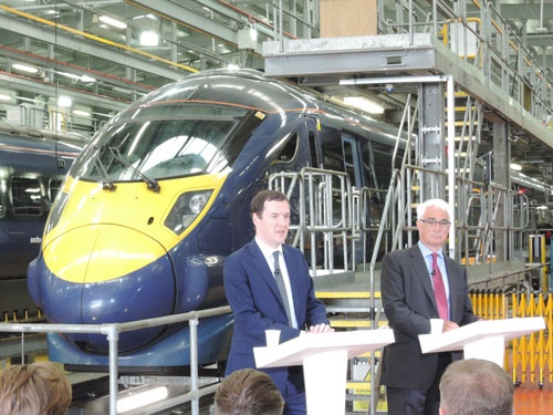 ロンドン郊外にある日立製作所の鉄道車両基地を訪れたジョージ・オズボーン財務相（左）。キャメロン首相とともに残留を目指し、英国内を行脚している。