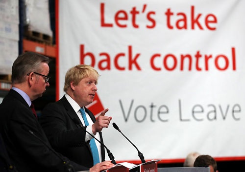 離脱派キャンペーンを率いる前ロンドン市長のボリス・ジョンソン氏（右）。英国がEU離脱を決めた場合、次期首相候補になると言われている。（写真＝Christopher Furlong/Getty Images）
