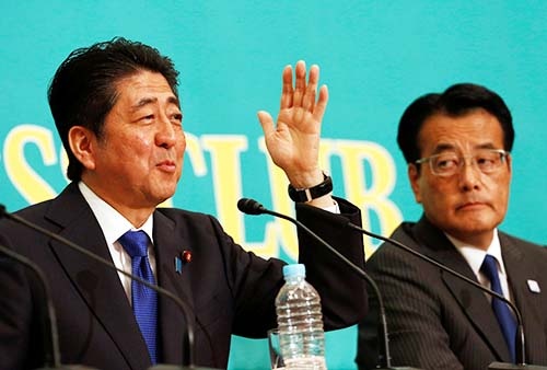 党首討論に臨む安倍首相と民進党の岡田代表（写真：ロイター／アフロ）