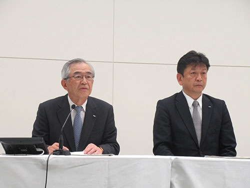 東京電力ホールディングスの会長に就任した川村隆氏（日立製作所の前名誉会長、左）と、社長になった小早川智明氏（右）