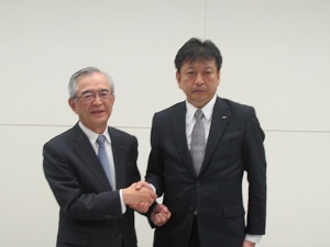 今後の東電の舵取りを担う川村隆新会長（左）と小早川智明社長
