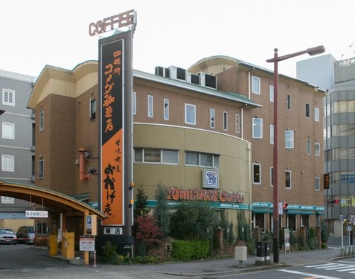 名古屋市のコメダ珈琲店の店舗。外には駐車場を完備し（上）、店内はレトロな雰囲気に包まれている（下）（写真2点：堀 勝志古、以下同）