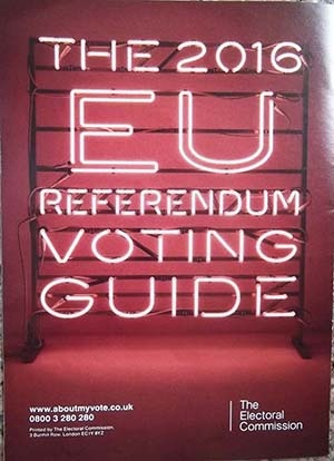 『2016年度 EUについての国民投票の手引き（THE2016 EU REFERENDUM VOTING GUIDE）』。投票権に関係なく、全世帯に届けられた。