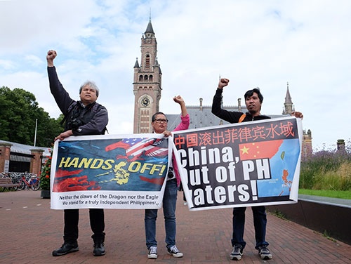 常設仲裁裁判所が入るオランダ・ハーグの平和宮前でフィリピン側の主張を訴える人たち（写真：AP／アフロ）