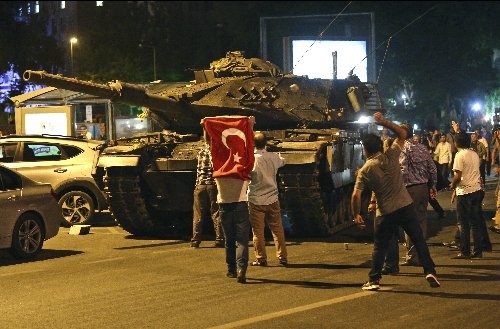 クーデターに抗議し、戦車の進路を阻むトルコの国民（写真：AP/アフロ）