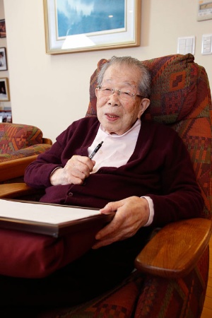全国を飛び回る生活を送っていた日野原重明氏。東京・世田谷の自宅にいるときも、熱心に執筆に取り組んでいた（写真：村田 和聡）