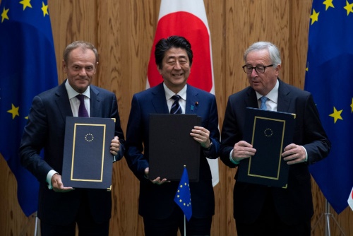 日欧EPAが7月17日に調印された。左からトゥスクEU大統領、安倍首相、ユンケル欧州員会委員長(写真:代表撮影/ロイター/アフロ)