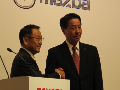 提携を発表して握手するトヨタの豊田章男社長とマツダの小飼雅道社長
