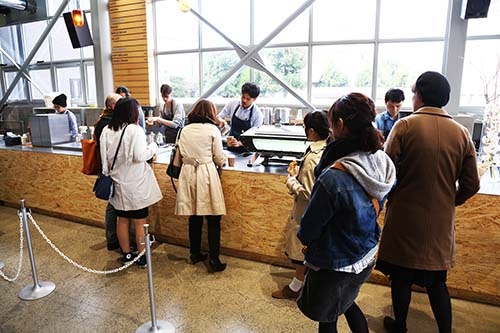 東京・清澄白河にあるブルーボトルコーヒーの日本の1号店。コーヒー好きの集まる人気スポットとなった（写真：秋元忍）