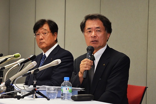 2016年8月2日の記者会見に登場した(左から)益子修会長と山下光彦副社長