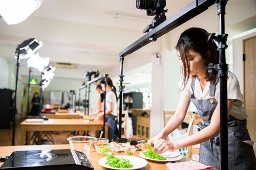 大量の料理動画はこのキッチン兼スタジオで作られる（写真：吉成 大輔）
