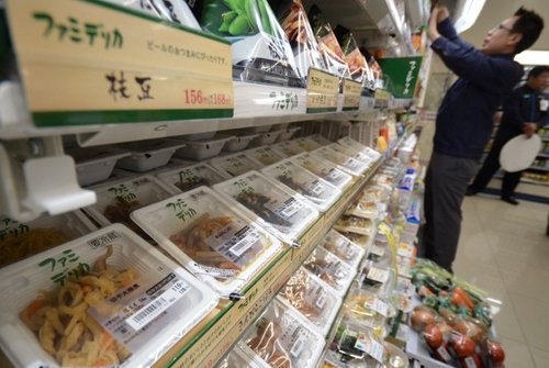 新装開店した晴海のファミマには、同社が力を入れる総菜が並べられていた（9月1日、東京都中央区）