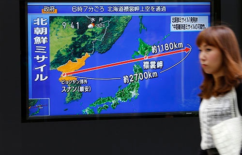 北朝鮮のミサイル発射を受け、日本政府はJアラートで北海道など12道県に警報を出した。日本国内に直接の被害はなかったものの、警報の在り方をめぐって様々な意見が出た(写真:AP/アフロ)