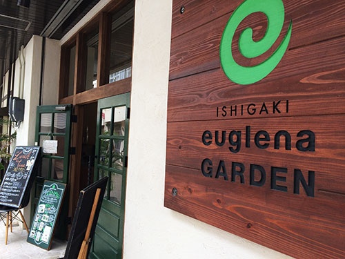 ユーグレナが石垣島で開設するカフェ。石垣島で理科の実験教室を開催したり、バスケットボール大会を主催するなど生産地への貢献に力を入れている
