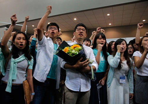 雨傘革命を率いた学生が主体となった新政党「香港衆志（デモシスト）」が送り出した候補者が当選（写真：AP/アフロ）