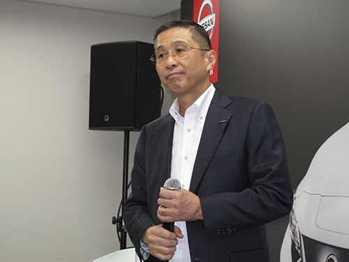 発表会後に別室でメディアの取材に答えた西川廣人CEO