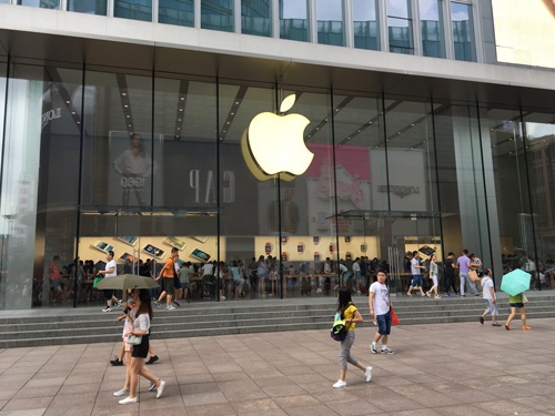 もはや新型アップルを求めてアップルショップの前に行列ができることもなくなるのか…（写真は中国上海のアップルショップ＝今年8月）