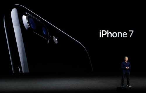 新型iPhoneを発表するアップルのティム・クックCEO（最高経営責任者）。サイズが大きいiPhone7 Plusにはデュアルカメラを搭載した（写真：ロイター/アフロ）