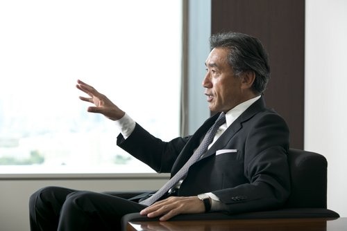 <b>沢田貴司 氏</b> 1981年上智大学理工学部卒、伊藤忠商事入社。1997年ファーストリテイリング入社、98年副社長。2003年投資ファンド「キアコン」設立。05年企業支援会社「リヴァンプ」設立。16年3月ファミリーマート顧問、9月社長就任。トライアスロンが趣味で、サークルKサンクスとの統合3日前にも千葉県の大会に出場した。59歳(写真:的野 弘路)