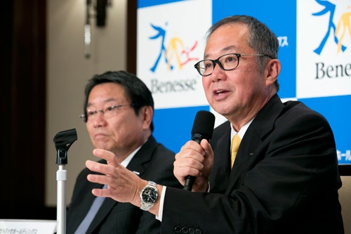 10月1日付でベネッセホールディングス社長に就任する安達保氏（右）と現社長の福原賢一氏（左）。安達氏は1953年、東京生まれ。77年に三菱商事入社後、マッキンゼー・アンド・カンパニー、GEキャピタル・ジャパンなどを経て、2003年から米国の投資ファンド、カーライルの日本法人代表。2007年から同社日本共同代表。2016年6月から同社会長。ベネッセの社外取締役は2003年から断続的に通算11年務めている。（写真：的野 弘路）