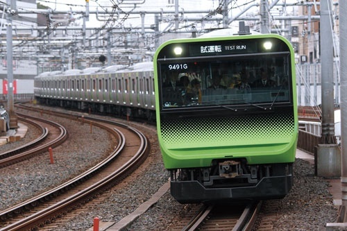 センサーなどで線路の状況を調べる新型車両は山手線に導入済みだ。自動運転は現状、導入路線を決めていない(写真=HIROYUKI OZAWA/アフロ)
