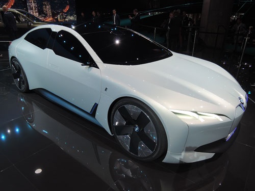 BMWが発表した新型EVのコンセプトモデル「BMWiビジョンダイナミクス」