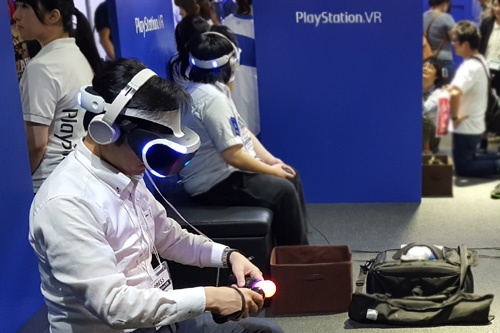 15日から開幕した東京ゲームショウ。ソニー・インタラクティブエンタテインメントのブースでは「プレイステーション VR」のコーナーに人が殺到していた