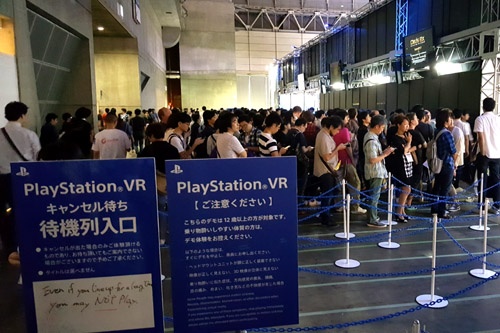 「プレイステーション VR」の試遊整理券は開場後すぐになくなり、キャンセル待ちには長蛇の列ができた