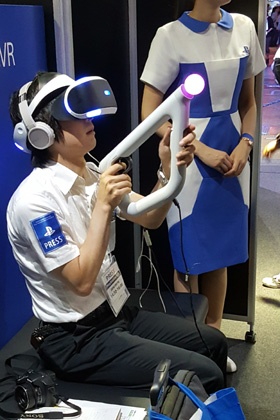 新たな銃型コントローラー「Playstation VR Aim Controller」を利用したゲーム「Farpoint」の試遊風景