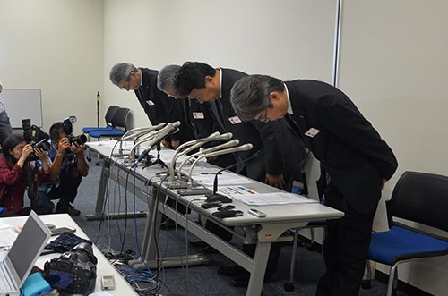 記者会見の冒頭で頭を下げる中本副社長ら(9月23日、東京証券取引所)