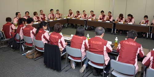 この日は加盟店オーナーや現場リーダーら約30人が集まった(10月1日、東京都千代田区)