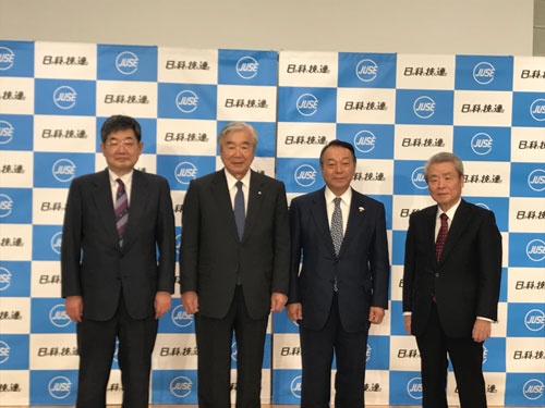 日本科学技術連盟が開いた記者会見に登壇したコマツ相談役の坂根氏（右端）とトヨタ技監の佐々木氏（左から2人目）