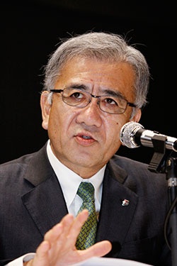 「この巨大グループの素晴らしさは、名誉会長が躾のように植え付けてくださった企業理念です」と創業者の伊藤氏を持ち上げた(写真:尾関裕士)