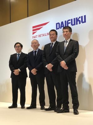 戦略的グローバルパートナーシップを締結したファーストリテイリングの柳井正会長兼社長（左から2人目）とダイフクの下代博社長（同、3人目）