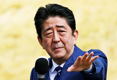 10日、衆院選公示日の第一声となる演説を福島市で行った安倍首相。（写真：ロイター/アフロ）