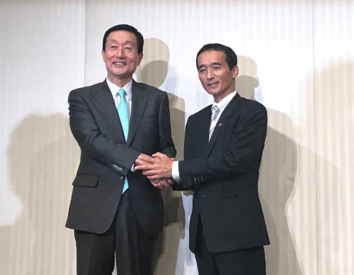 両社は昨年8月、ドンキがユニーに40%出資すると発表した(ユニー・ファミリーマートHDの高柳浩二社長(左)とドンキホーテHDの大原孝治社長)
