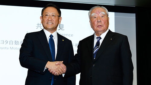 記者会見に臨むトヨタ自動車の豊田章男社長（左）とスズキの鈴木修会長（写真：竹井俊晴、以下同じ）