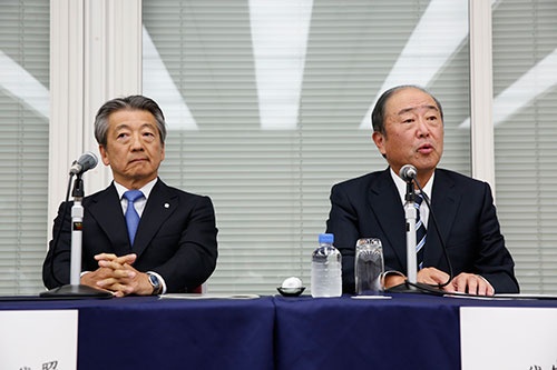出光興産の月岡隆社長(右)と昭和シェル石油の亀岡剛社長はあくまでも統合を目指すとしたが、膠着状態が続いている（写真：的野 弘路、以下同）