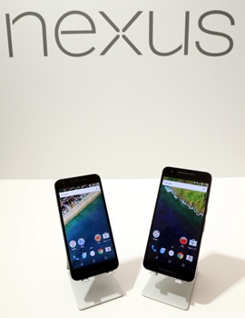 グーグル製の最新機種「Nexus 5X(左)」と「Nexus 6P」。「マシュマロ」と呼ばれる最新OSが搭載済み