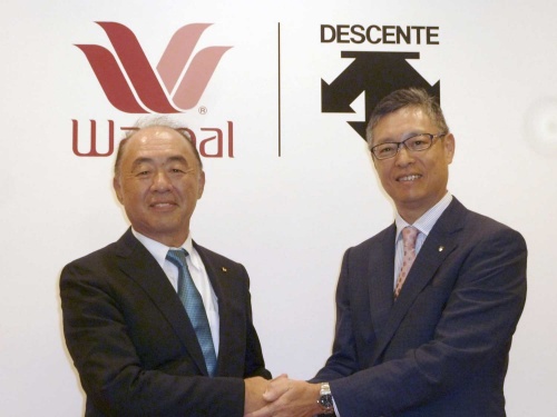 デサントは伊藤忠への対抗策としてワコールとの提携を8月に発表していた（写真：共同通信）
