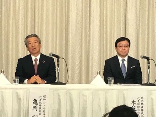 統合新会社の社長に就任する出光の木藤俊一社長（右）は「新たな価値創造に挑戦する日本発のエネルギー共創企業にしていく」と抱負を語った。