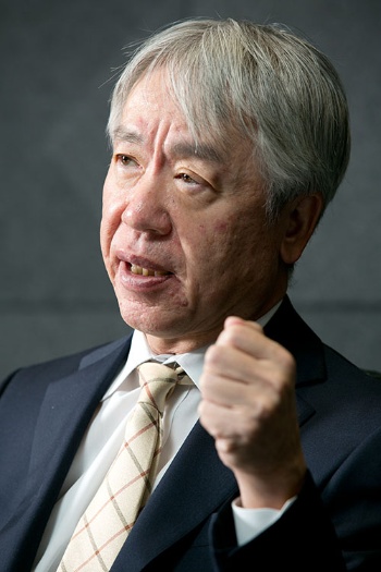 日経ビジネスのインタビューに応じたオリンパスの笹宏行社長(写真:的野弘路、以下同)